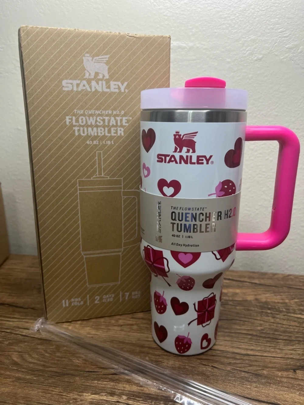 Stanley 40oz Quencher H2.0 Valentine Hearts Pink Handle Flowstate Tumbler NWT
